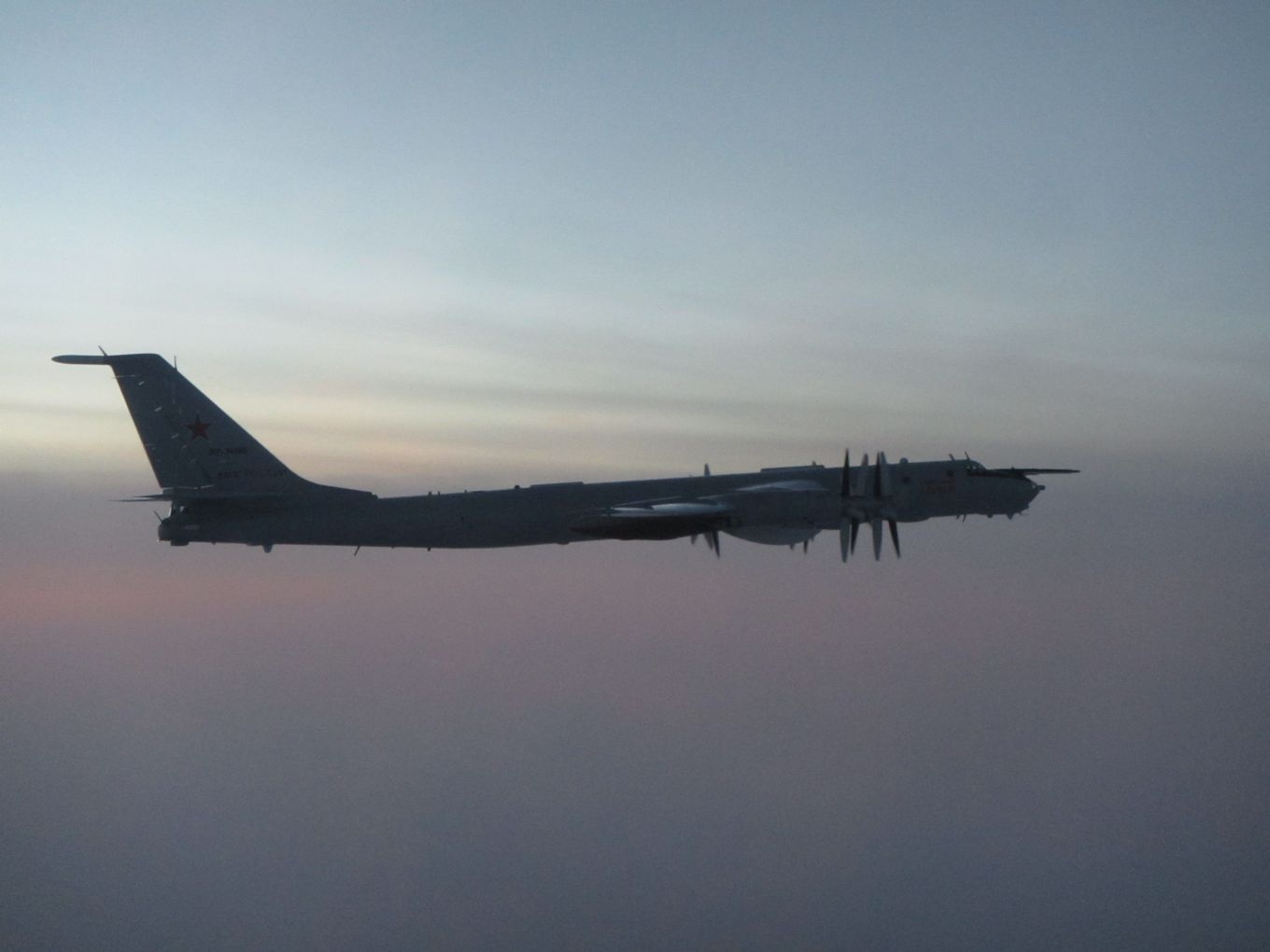 Самолет Ту-142 ВКС РФ, сфотографированный с борта истребителя Eurofighter Typhoon Королевских ВВС 28 ноября 2020 года