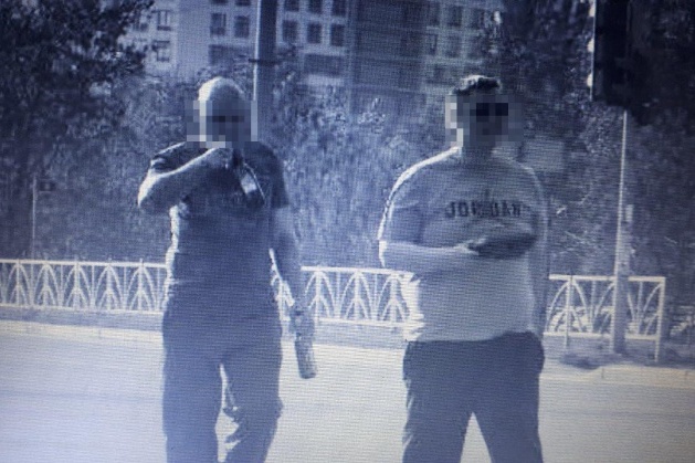 Один из мужчин после избиения девушки унес с собой ее мобильник, но в полиции не уточняют, кто именно Один из мужчин после избиения девушки унес с собой ее мобильник, но в полиции не уточняют, кто именно
