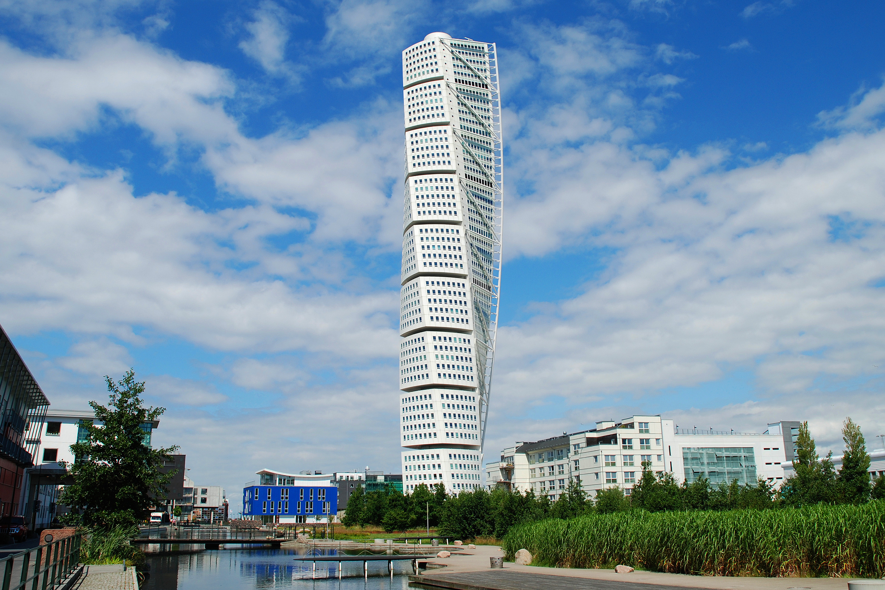 Небоскреб HSB Turning Torso в Мальме, 54 этажа, Швеция — жилье и офисы<br> Небоскреб HSB Turning Torso в Мальме, 54 этажа, Швеция — жилье и офисы<br>