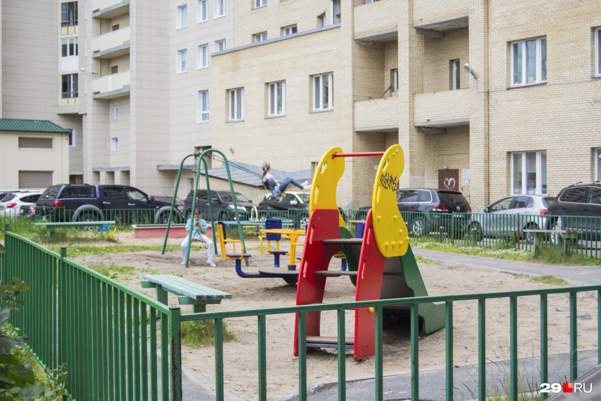 Одна из двух детских площадок здесь Одна из двух детских площадок здесь