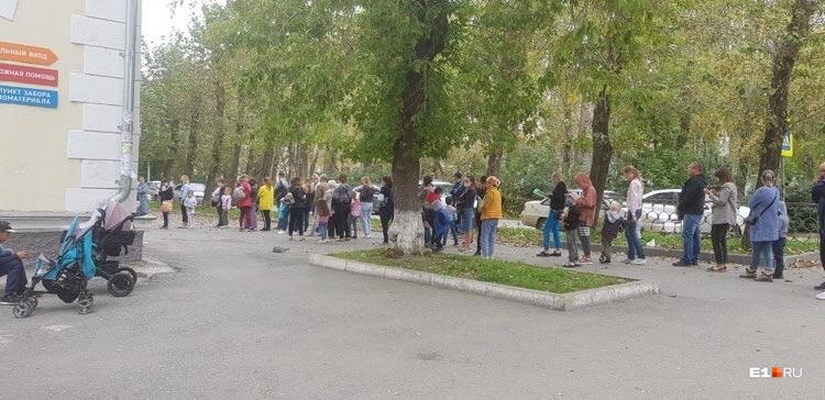 Перед открытием детсадов в поликлиниках Екатеринбурга выстроились гигантские очереди