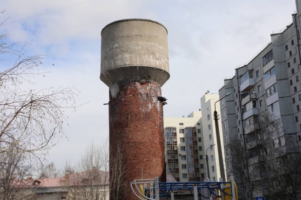 Постройка стоит слишком близко к жилому дому Постройка стоит слишком близко к жилому дому