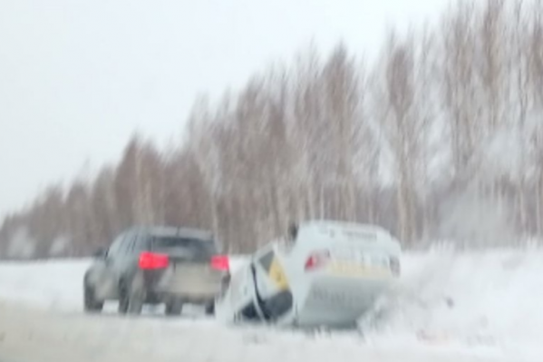 Машина лежит на обочине уже несколько часов Машина лежит на обочине уже несколько часов