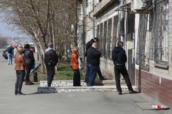 Просто так прийти в центр занятости теперь нельзя, там принимают только по предварительной записи Просто так прийти в центр занятости теперь нельзя, там принимают только по предварительной записи