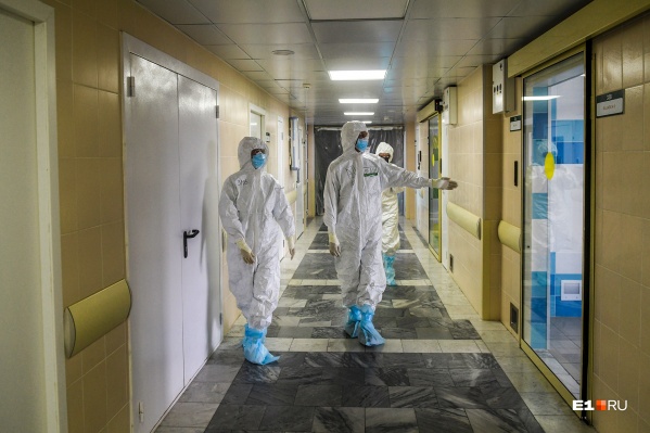 В Свердловской области выписывают все меньше пациентов, переболевших COVID-19, и число активных случаев растет В Свердловской области выписывают все меньше пациентов, переболевших COVID-19, и число активных случаев растет