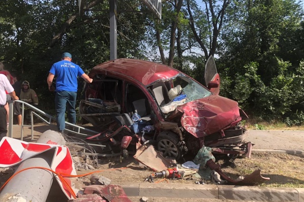 Автомобиль после столкновения превратился в груду металла Автомобиль после столкновения превратился в груду металла
