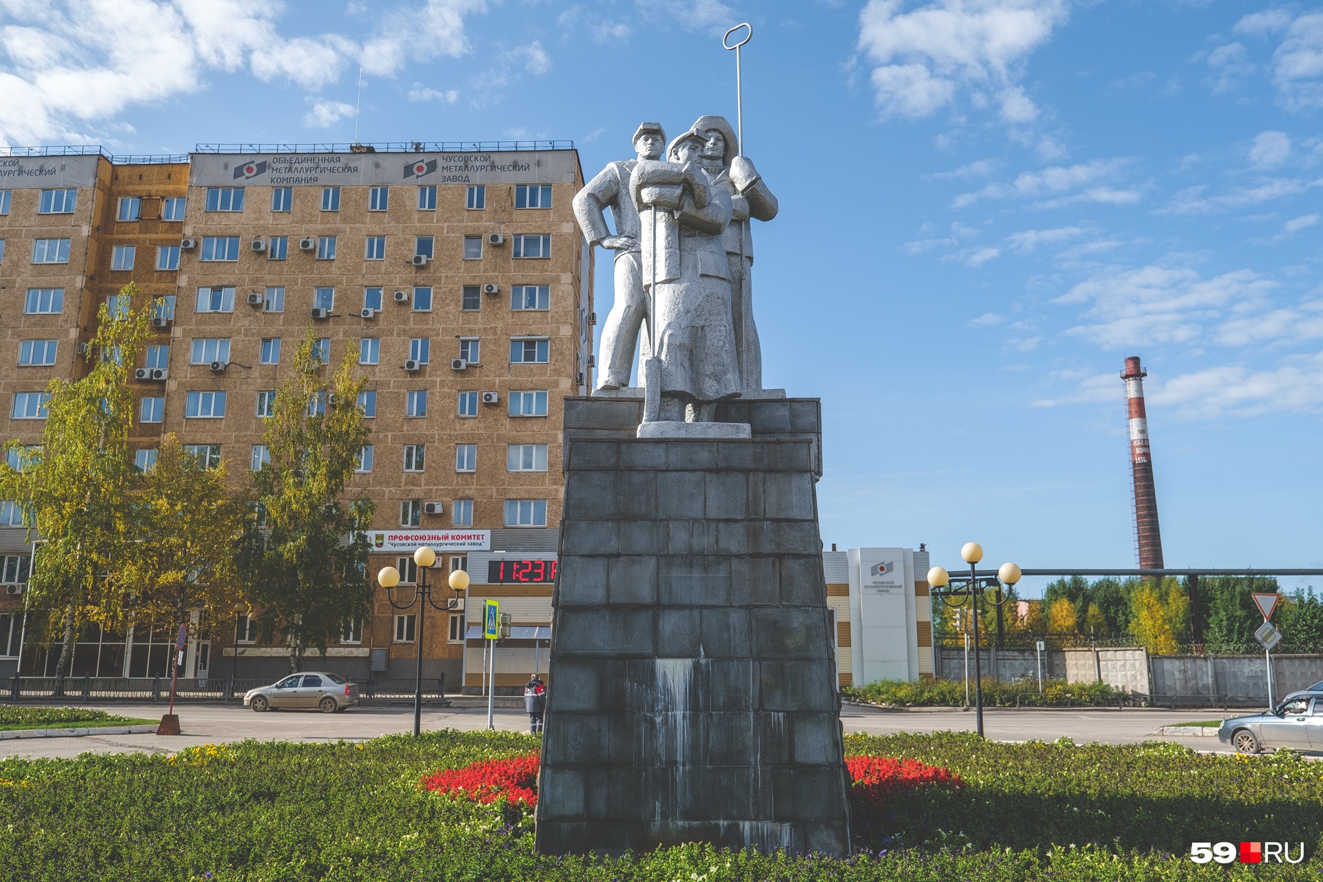 Памятник заводчанам неподалеку от проходных ЧМЗ Памятник заводчанам неподалеку от проходных ЧМЗ 