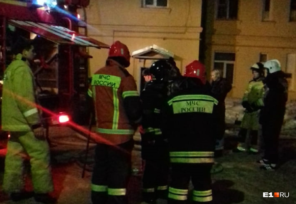 Жильцы приютили соседей-погорельцев у себя: в Сысерти в жилой двухэтажке вспыхнул пожар