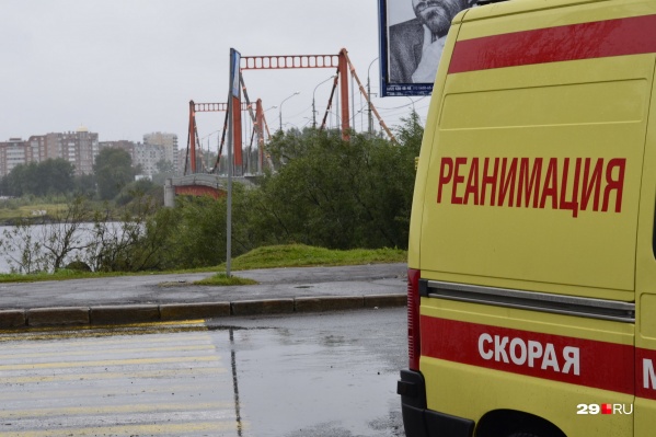 Девочку после падения с первого этажа увезли в больницу Девочку после падения с первого этажа увезли в больницу