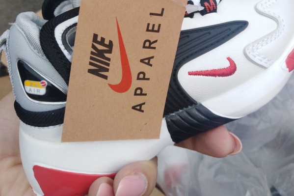 Настоящие кроссовки Nike имеют оригинальную упаковку и высокое качество нанесения товарного знака Настоящие кроссовки Nike имеют оригинальную упаковку и высокое качество нанесения товарного знака