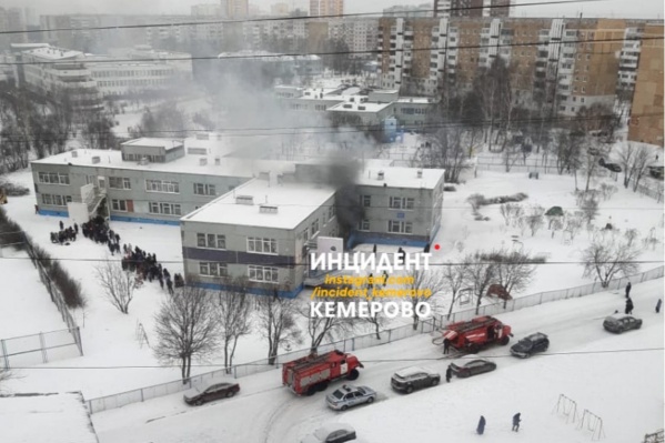 Школа загорелась примерно в 12 часов Школа загорелась примерно в 12 часов