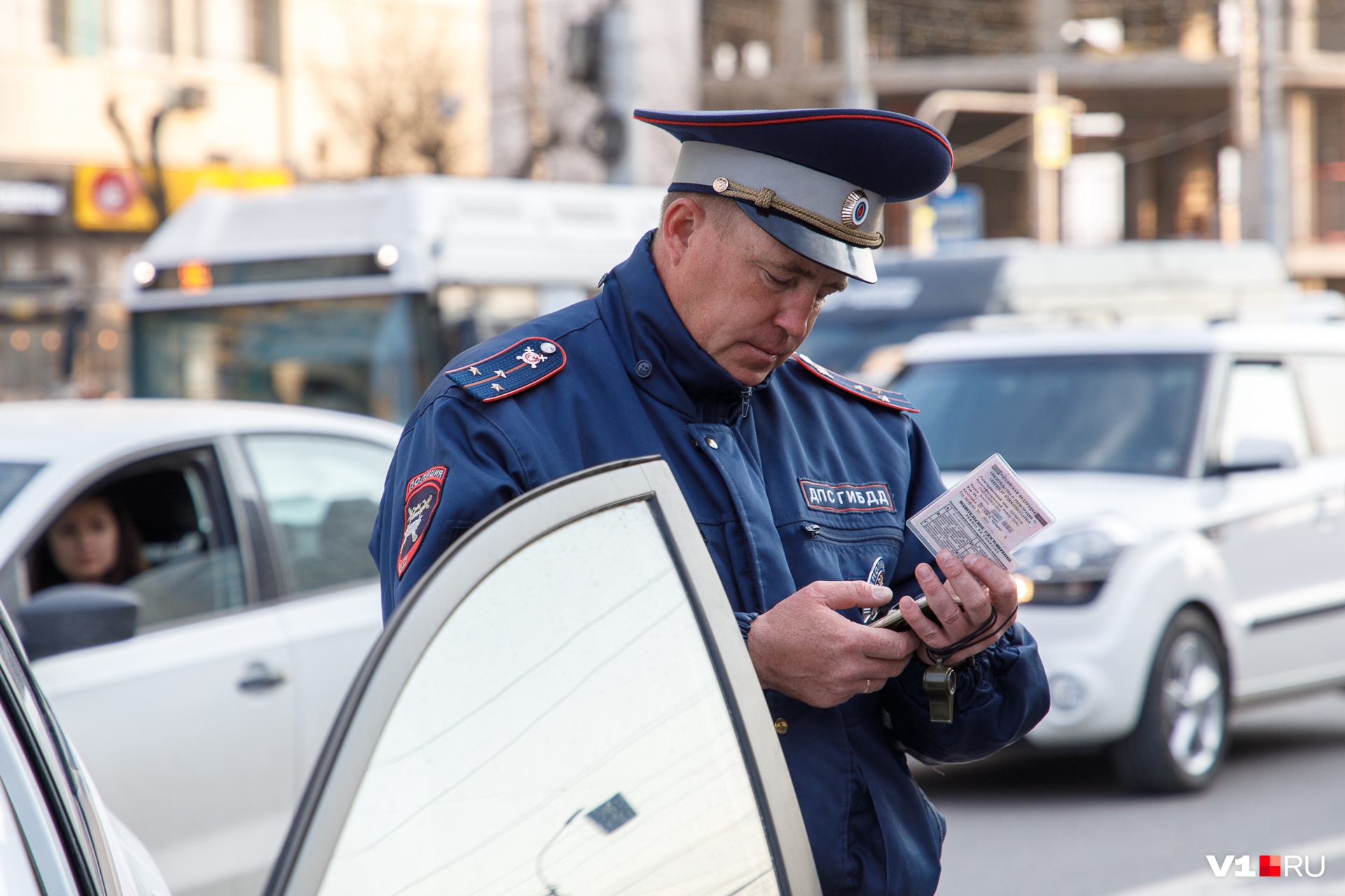 Полиция ведет розыск: на трассе под Волгоградом задавили мужчину, водитель скрылся