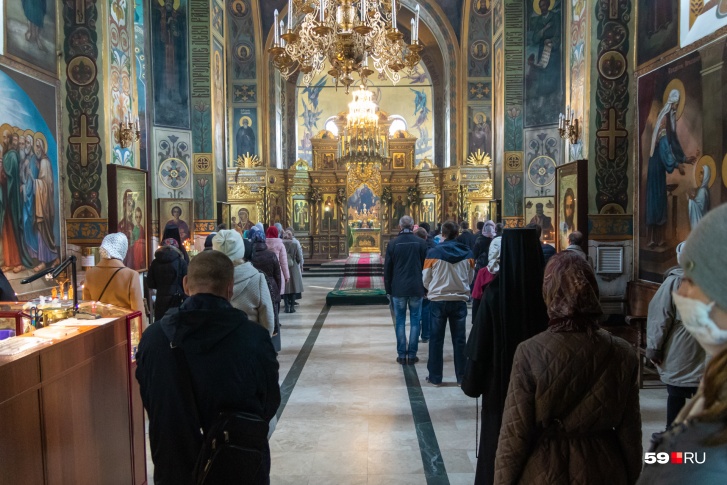 В Слудской церкви (Свято-Троицкий кафедральный собор) во время служения прихожане соблюдают дистанцию В Слудской церкви (Свято-Троицкий кафедральный собор) во время служения прихожане соблюдают дистанцию