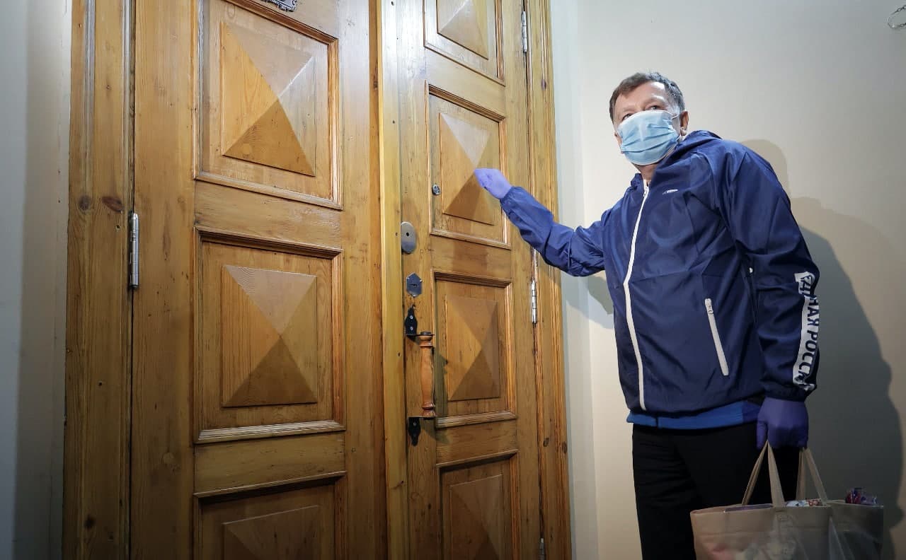 Вячеслав Макаров проявил «сердечную заботу» о многодетных мамах. Спикер ЗакСа лично постучал в дверь, но про маски рассказывать не стал