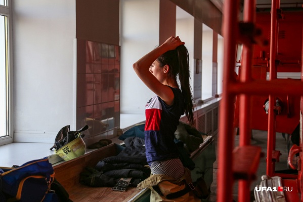 В гараже пожарного депо царит особая атмосфера В гараже пожарного депо царит особая атмосфера