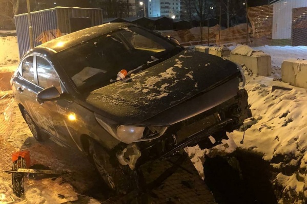 У машины поврежден бампер, сам водитель, по словам очевидцев, не пострадал У машины поврежден бампер, сам водитель, по словам очевидцев, не пострадал