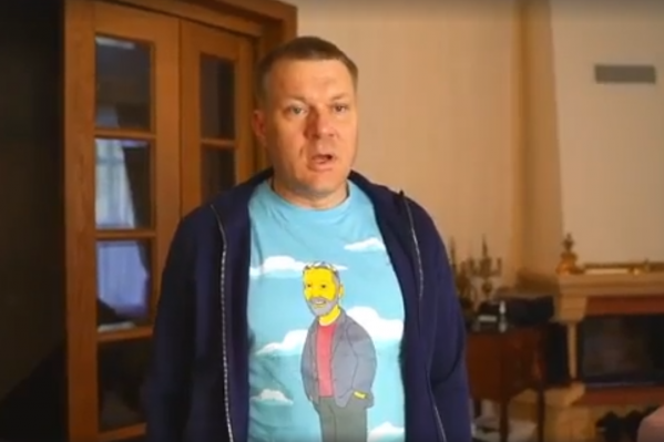Узнаёте человека на футболке? Узнаёте человека на футболке?