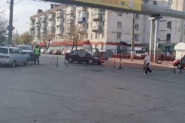 Улица Коли Мяготина закрыта для движения до середины ноября, что вызвало возмущение автовладельцев Улица Коли Мяготина закрыта для движения до середины ноября, что вызвало возмущение автовладельцев