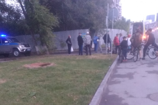 Инцидент произошел на стройке, которая находится на Мельникайте. Чтобы пробраться на территорию, спасателями пришлось срезать забор Инцидент произошел на стройке, которая находится на Мельникайте. Чтобы пробраться на территорию, спасателями пришлось срезать забор