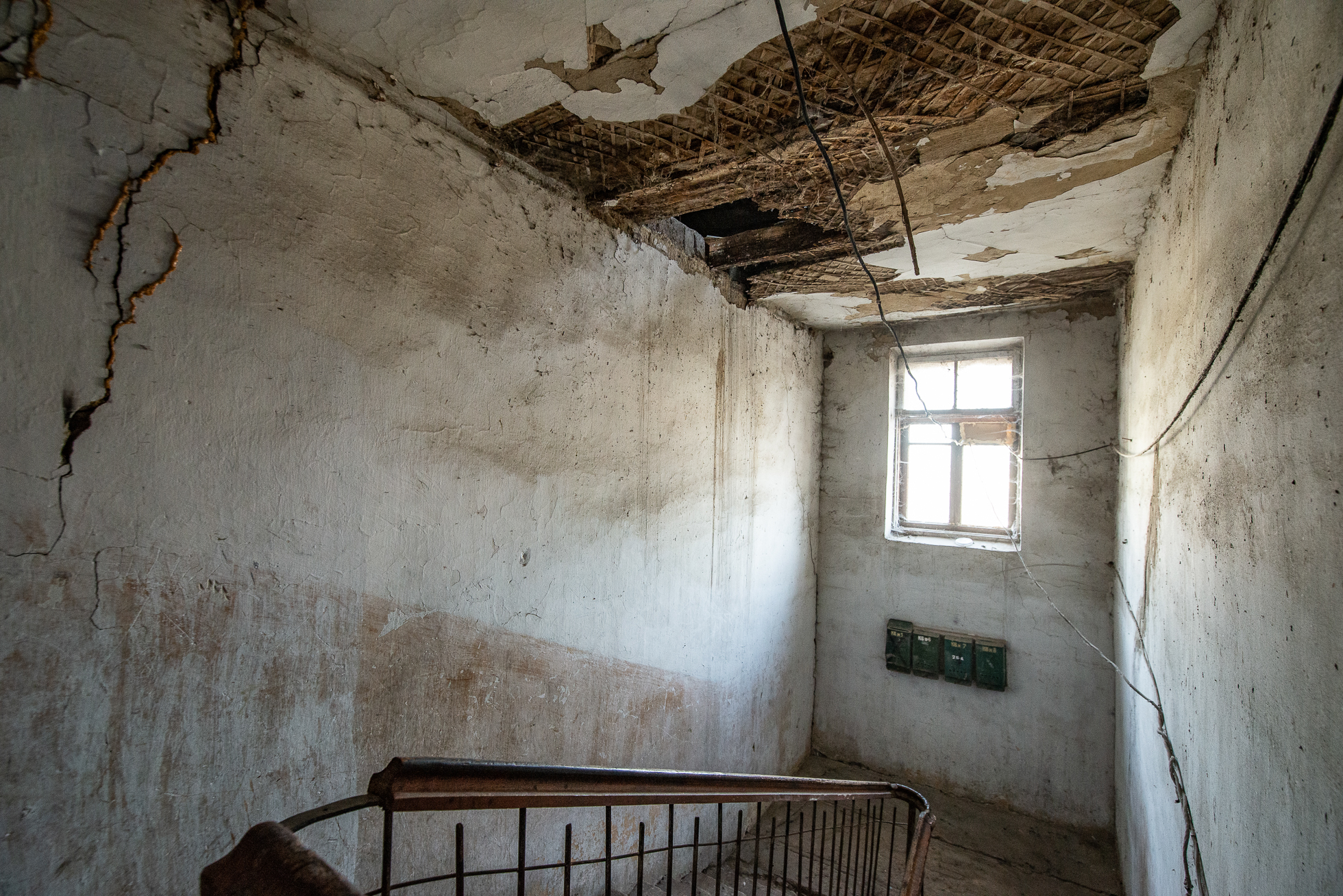 Подъезд с дырявым потолком. К счастью, при обвалах никого из жильцов не было Подъезд с дырявым потолком. К счастью, при обвалах никого из жильцов не было