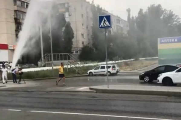 Фонтан забил из трубы с горячей водой Фонтан забил из трубы с горячей водой