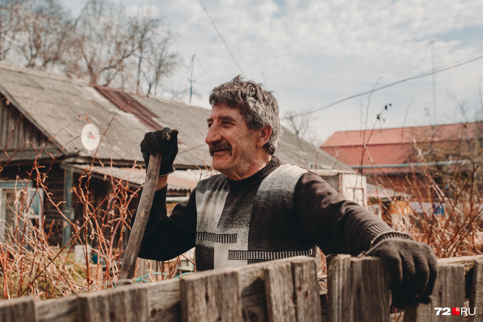 Тюменец шутит, что хотел бы посадить виноград, как на его родине в Армении, но тут климат не подходит Тюменец шутит, что хотел бы посадить виноград, как на его родине в Армении, но тут климат не подходит