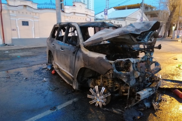 Lexus пострадал не только от столкновения, но и от пожара Lexus пострадал не только от столкновения, но и от пожара