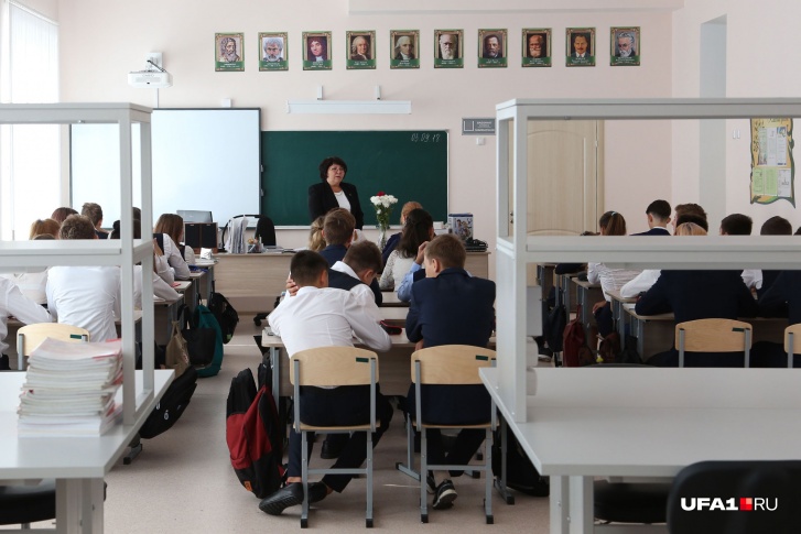 Школы охраняются круглосуточно, однако на входе обычно стоят вахтеры — пенсионеры Школы охраняются круглосуточно, однако на входе обычно стоят вахтеры — пенсионеры