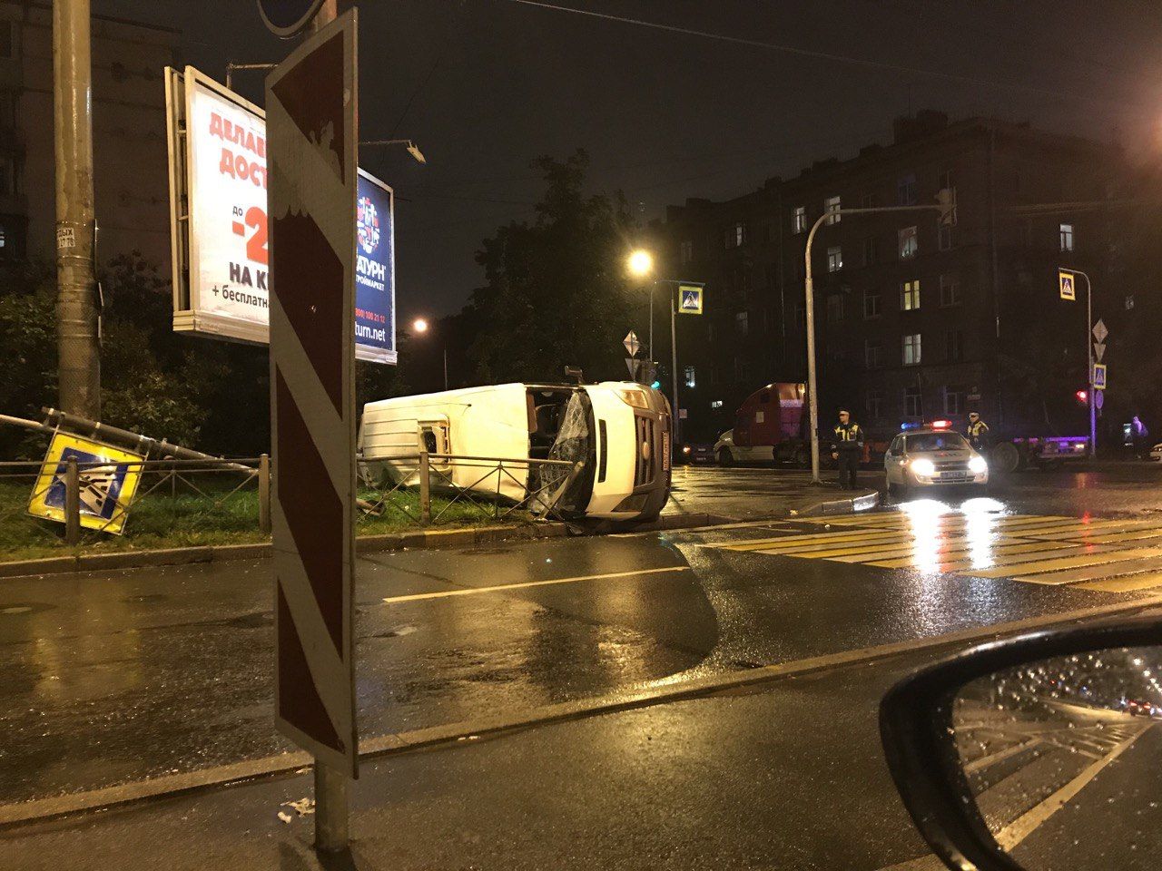 Фургон завалился на тротуаре Краснопутиловской, тягач перекрыл полдороги