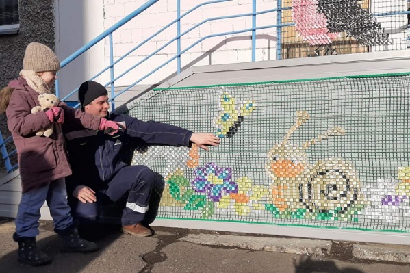 Тут панно сделано из цветных ленточек Тут панно сделано из цветных ленточек