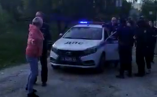 В Асбесте водитель ВАЗа устроил гонки с полицейскими. И врезался в их автомобиль