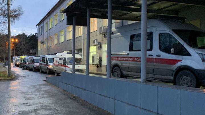 «И еще подъезжают»: перед 24-й больницей Екатеринбурга пробка из скорых