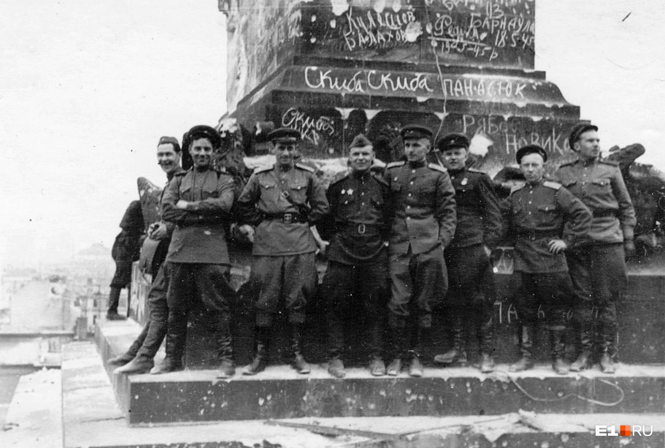 В архиве Бориса Ваулина — десятки снимков послевоенного Берлина и польского Лигница. Разрушенный Рейхстаг, исписанный именами победителей, Бранденбургские ворота, памятники, разрушенные бомбами дома. А ещё — групповые снимки победителей на фоне покорённой немецкой столицы В архиве Бориса Ваулина — десятки снимков послевоенного Берлина и польского Лигница. Разрушенный Рейхстаг, исписанный именами победителей, Бранденбургские ворота, памятники, разрушенные бомбами дома. А ещё — групповые снимки победителей на фоне покорённой немецкой столицы