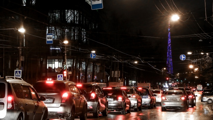 Нижегородцы встали в многокилометровые пробки по всему городу