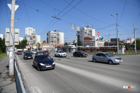 Пешеходный переход на Уралмаше внезапно убрали из-за давнего ДТП Пешеходный переход на Уралмаше внезапно убрали из-за давнего ДТП