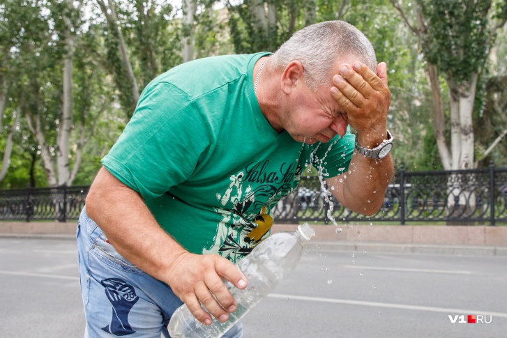 Бутылка с водой не только спасет от жажды, но и поможет остудиться Бутылка с водой не только спасет от жажды, но и поможет остудиться