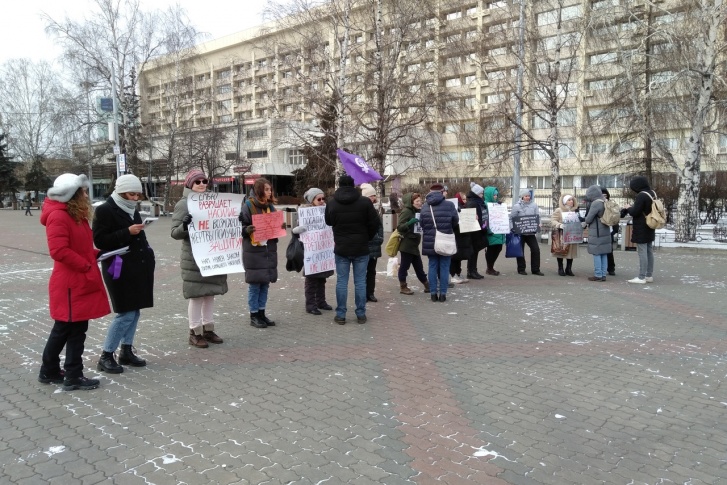 Участницы принесли плакаты Участницы принесли плакаты