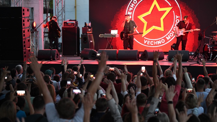 Клуб вечно молодых: как в Екатеринбурге прошел первый живой концерт после пандемии
