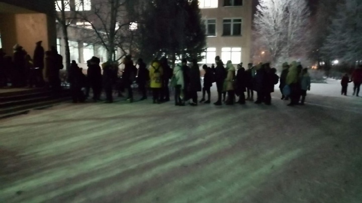 Ученики омской школы выстроились в очередь на морозе из-за поломки термометра
