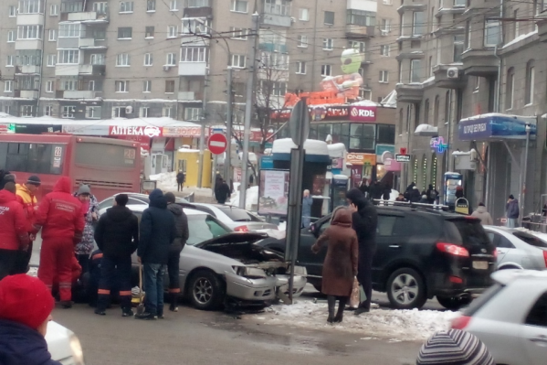 Водитель разбросал пешеходов на «зебре» и затормозил, уткнувшись в дорожный знак Водитель разбросал пешеходов на «зебре» и затормозил, уткнувшись в дорожный знак