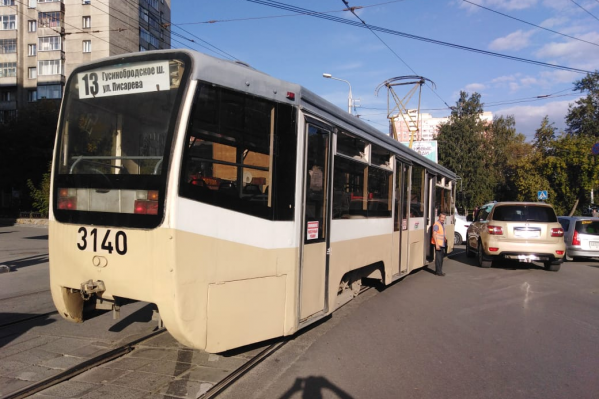 Авария произошла из-за того, что легковушка не уступила дорогу Авария произошла из-за того, что легковушка не уступила дорогу