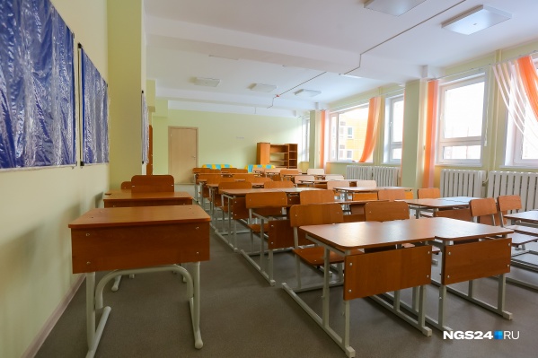 Школьники с 5-го по 11-й класс учатся дома, остальные — в отдельном здании Школьники с 5-го по 11-й класс учатся дома, остальные — в отдельном здании 