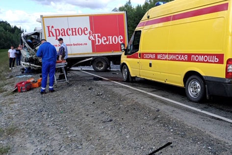 Погиб водитель легковушки, столкнувшейся с грузовиком на трассе Тюмень — Ханты-Мансийск
