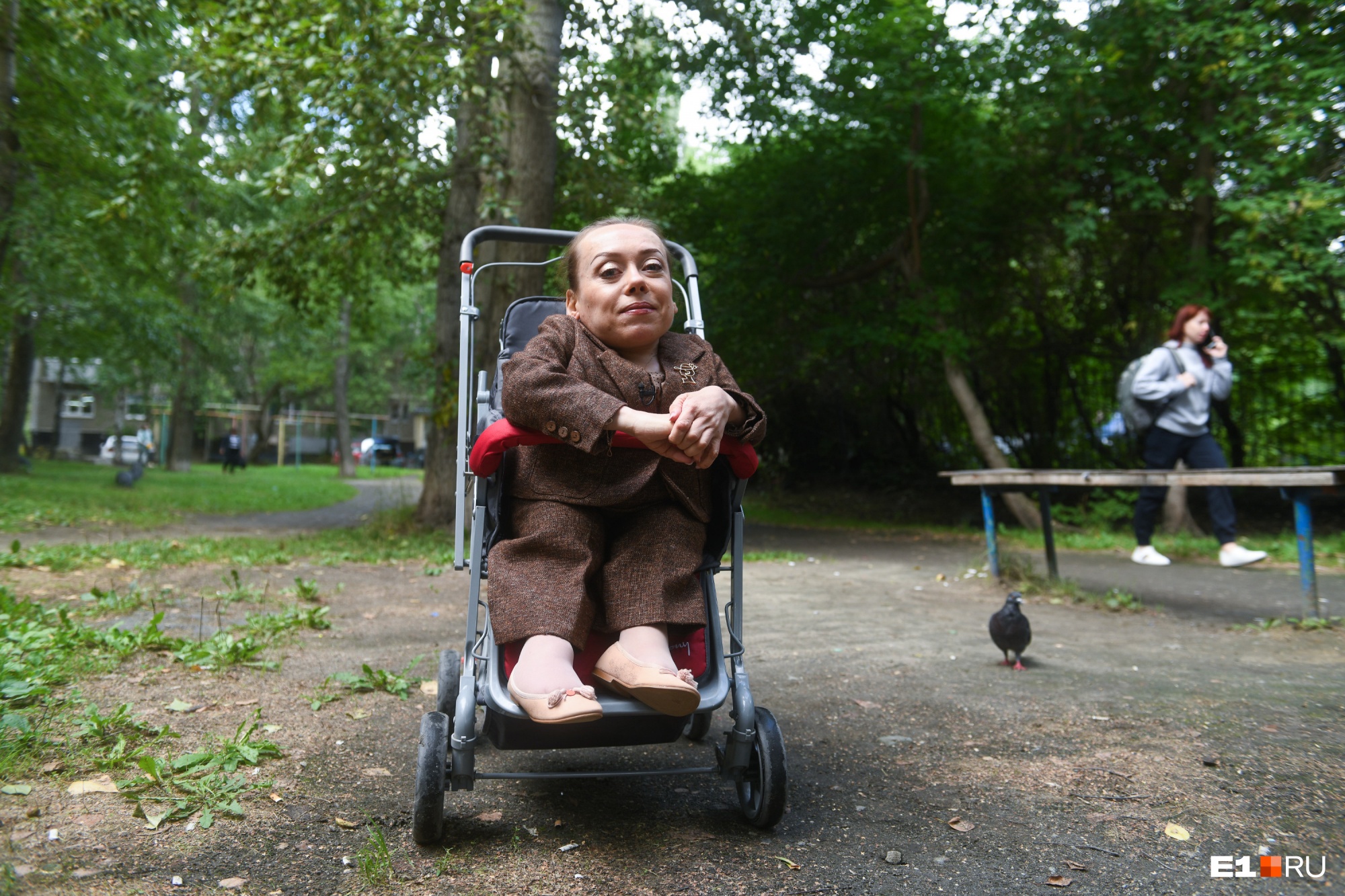 Екатерину возят в детской прогулочной коляске