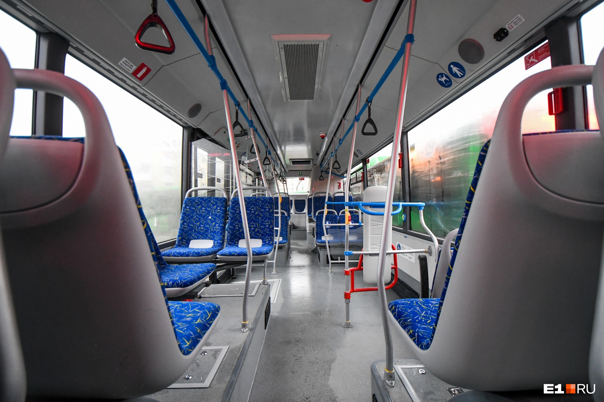 Из автобусов уберут кондукторов: в Екатеринбург привезли первые транспортные валидаторы