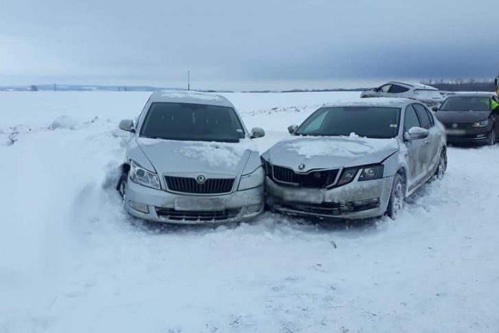 Из-за цепочки аварий движение на трассе парализовало Из-за цепочки аварий движение на трассе парализовало