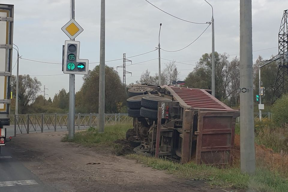 В Ярославле на окружной дороге улетел в кювет многотонный грузовик
