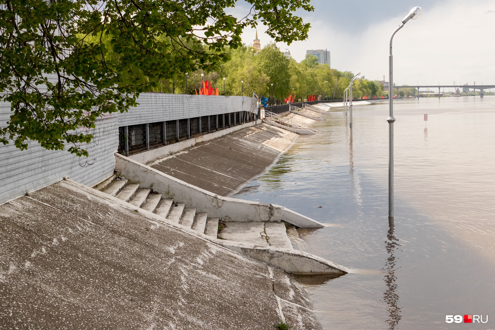 Вода частично затопила пешеходную часть набережной Вода частично затопила пешеходную часть набережной