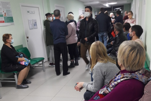 В зауральских больницах и поликлиниках сейчас имеются огромные очереди из пациентов, которые хотят получить медицинскую помощь. Власти региона перечислили случаи, когда лучше остаться дома и вызвать врача В зауральских больницах и поликлиниках сейчас имеются огромные очереди из пациентов, которые хотят получить медицинскую помощь. Власти региона перечислили случаи, когда лучше остаться дома и вызвать врача