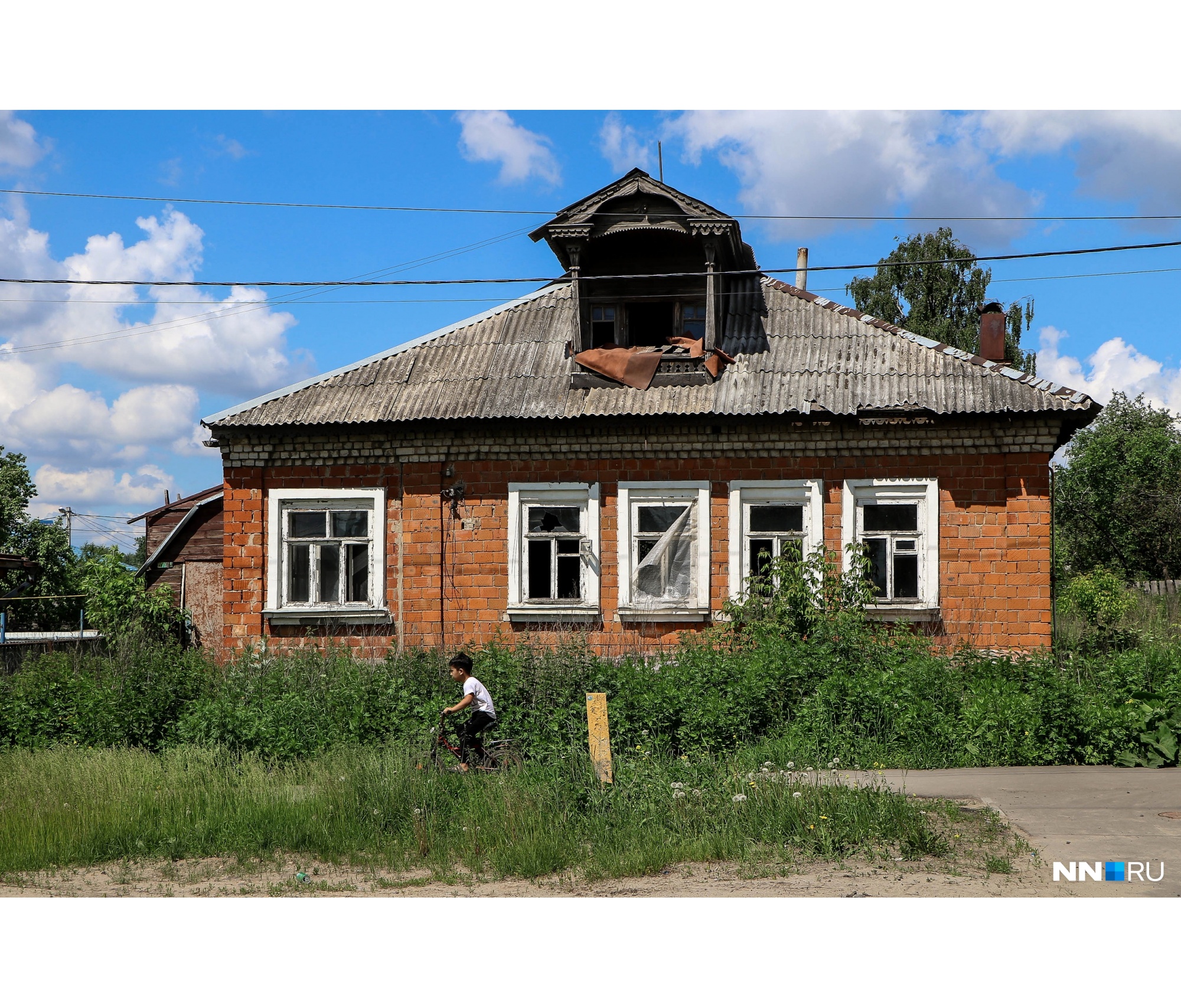 А буквально в нескольких метрах от «особняков» — этот заброшенный домик А буквально в нескольких метрах от «особняков» — этот заброшенный домик 
